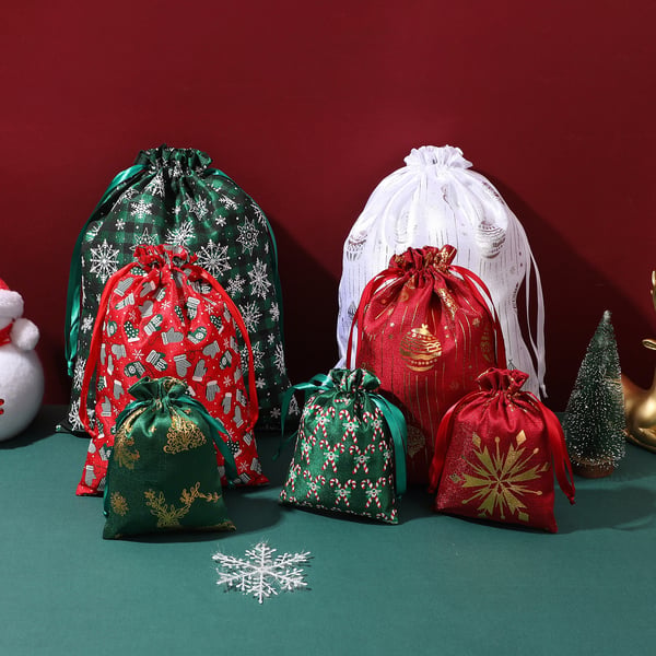 Julebomullsvesker med snøring 20x30cm (2-pakning) - Gullstemplede festlige gaveposer