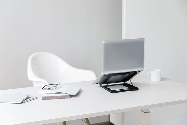 OFFICE Vikbart stativ i stål för laptop/surfplatta.
