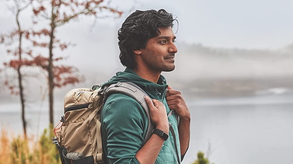 Sportsreim til Fitbit Charge 5 i sort silikon