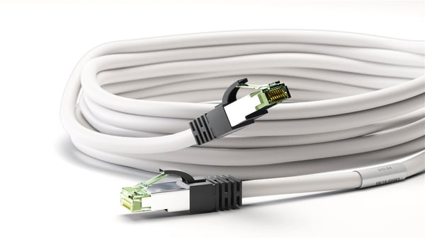 RJ45 (CAT 6A, 500 MHz) patchkabel med CAT 8.1 S/FTP råkabel, hvit