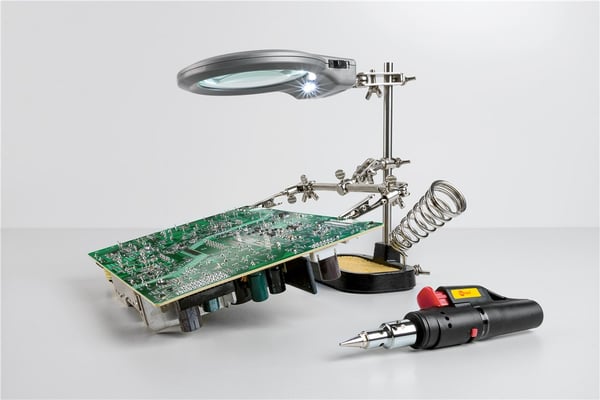 Tredje hånd med luplampe og LED