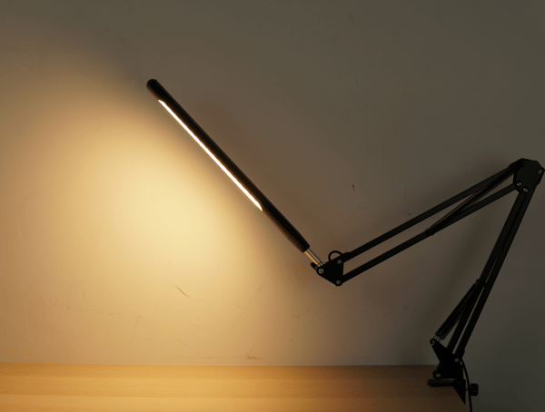 Skrivebordslampe med justerbar svingarm i sort