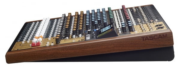 Miniatyrbild 2 av 10: Tascam MODEL 16 ljudmixbord 16 kanaler 20 - 30000 hz Svart, Guld, Trä
