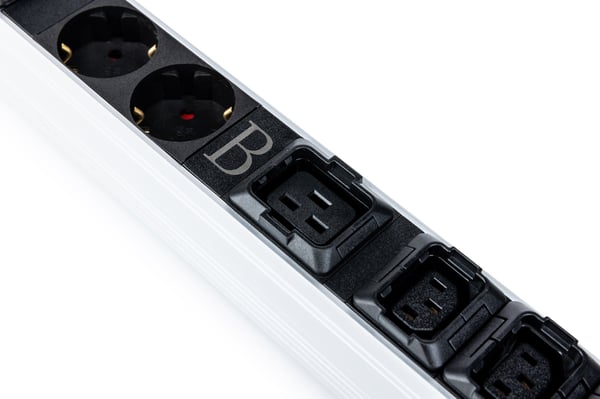 Digitus IT BASIC PDU, 3PH, 16A, 24 x C13, 2 x C19 grenuttag 30 AC-utgångar 0U Svart