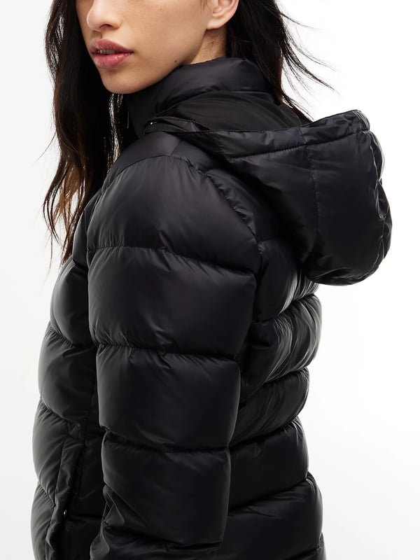Miniatyrbillede 2 af 7: Tommy Hilfiger Faux Fur Hood Slim Down Jacket