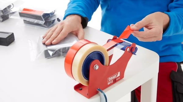Miniatyrbillede 1 af 3: tesa Pakketape 62204, 50 mm x 66 m, rød PVC, med naturgummiklæber, ideel til forsegling