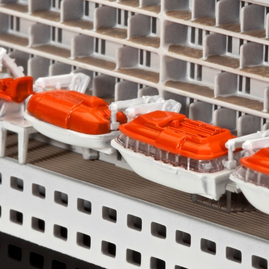 Miniatyrbillede 2 af 7: Revell Queen Mary 2 Model af passagerskib Monteringssæt 1:700