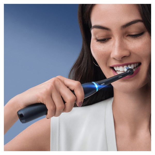 Oral-B iO Series 4 Duo Aikuinen Värisevä hammasharja Musta, Valkoinen