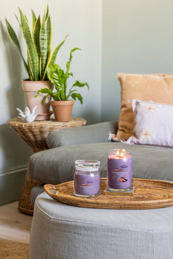 Pikkukuva 4 / 4: Yankee Candle Stargazing vahakynttilä Sylinteri Kukallinen Purppura 1 kpl