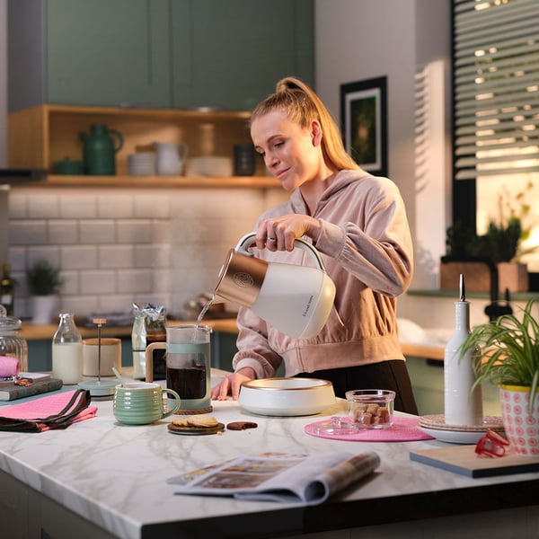 Russell Hobbs 27450-70 vedenkeitin 1,7 L 2400 W Kulta, Valkoinen