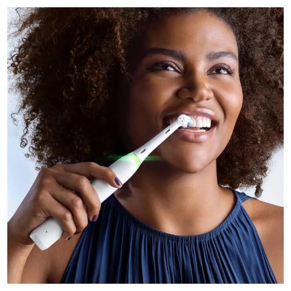 Pikkukuva 3 / 4: Oral-B iO Series 4 Quite Aikuinen Pyörivä hammasharja Valkoinen