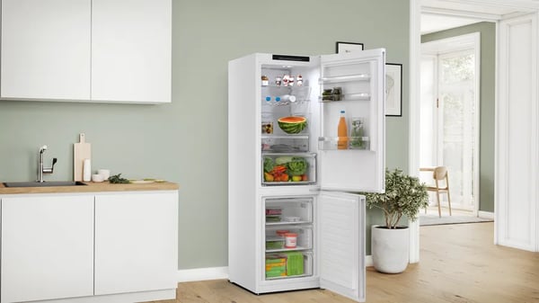 Miniatyrbillede 7 af 7: Bosch Serie 4 KGN362WCF køle-/fryseskab Fritstående 321 L Hvid