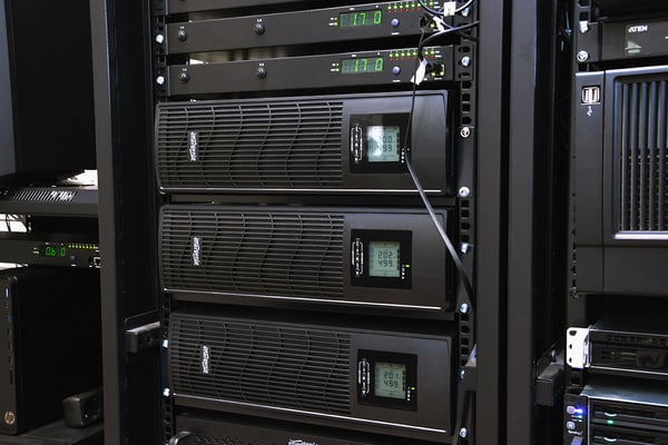 Gembird EG-UPSRACK-12 UPS-virtalähde Linjainteraktiivinen 2 kVA 1200 W 7 AC-pistorasia(a)