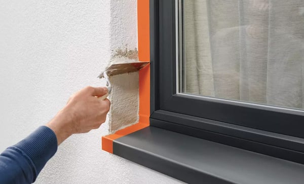 tesa® PVC Putzband – slät – maskeringstejp för rena avslut