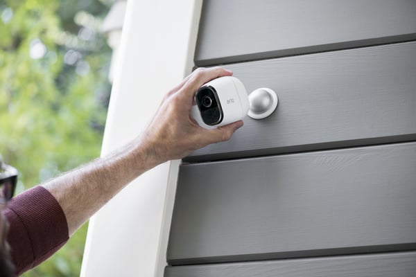 Arlo Pro Kuutio IP-turvakamera Sisätila ja ulkotila 1280 x 720 pikseliä Pöytä/Seinä