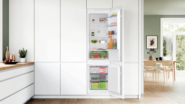 Miniatyrbillede 5 af 7: Bosch Serie 2 KIN96NSE0 køle-/fryseskab Indbygget 290 L Hvid