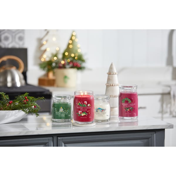 Miniatyrbillede 2 af 3: Yankee Candle Shimmering Christmas Tree vokslys Cylinder Grøn 1 stk