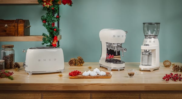 Smeg TSF01CREU Brödrost 2 skivor Gräddvit FUNKTIONER OCH UTRUSTNING: Lackat metallhölje. 2 extra breda brödrostfack 36 mm. Automatisk centrering av brödskivorna. 6 rostningsnivåer. Funktioner: Uppvärmning