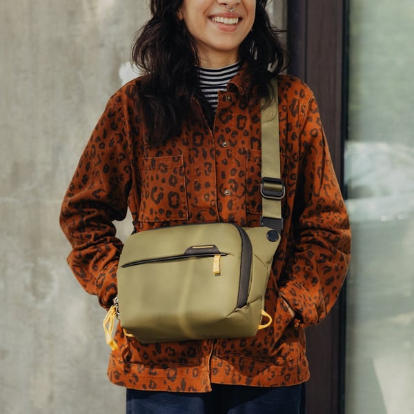 Pikkukuva 8 / 10: Peak Design Everyday Sling-reppu Oliivi