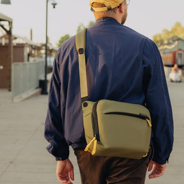 Pikkukuva 3 / 11: Peak Design Everyday Sling-reppu Oliivi