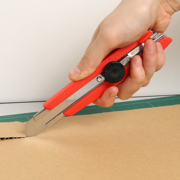 Pikkukuva 4 / 4: NT Cutter Basic L Punainen Katkoteräveitsi