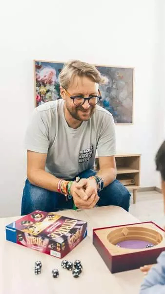 Miniatyrbild 19 av 19: Ravensburger Strike Jeux de cartes et d'ambiance 15 min Brädspel