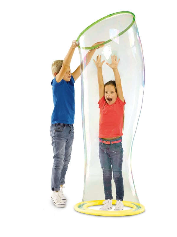 Miniatyrbild 2 av 7: SES Creative Standing in a mega bubble Såpbubblor