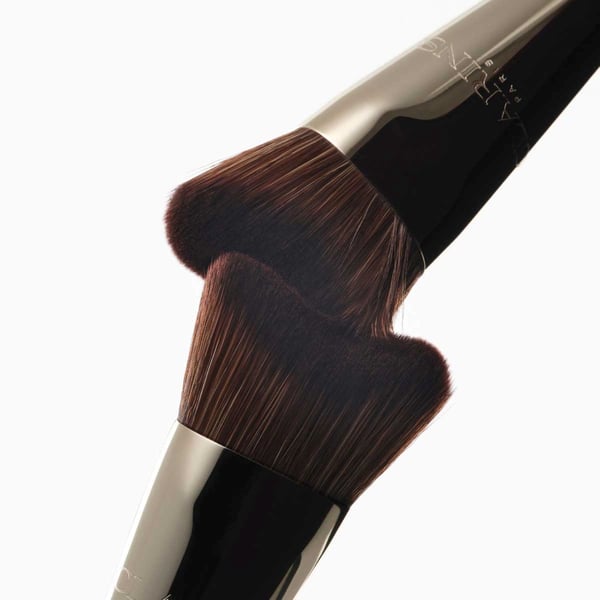 Miniatyrbillede 2 af 5: Clarins Gua Sha-Inspired Foundation Brush