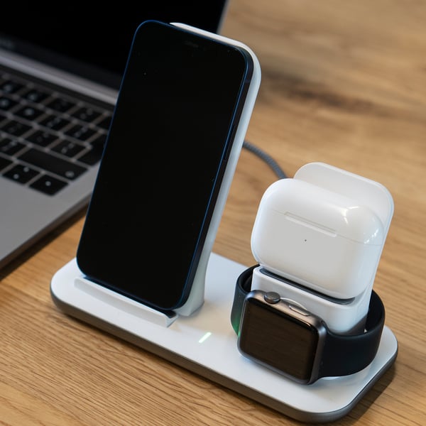Miniatyrbillede 12 af 14: Apples Xtorm 3-i-1 trådløs oplader (iPhone, Apple Watch, AirPods (Pro))