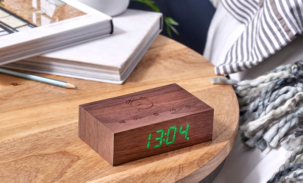 Miniatyrbillede 3 af 6: Gingko Design Flip Click Clock Digital alarmur Valnød