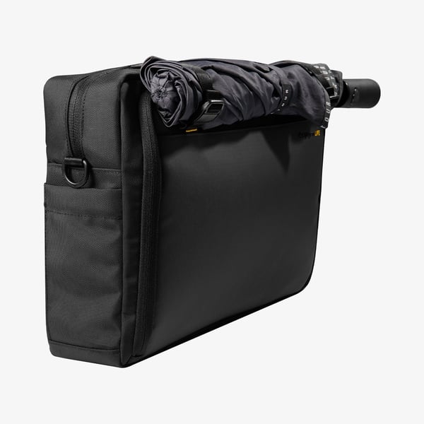 Pikkukuva 2 / 9: Spigen Klasden KD300 40,6 cm (16") Lähettilaukku Musta