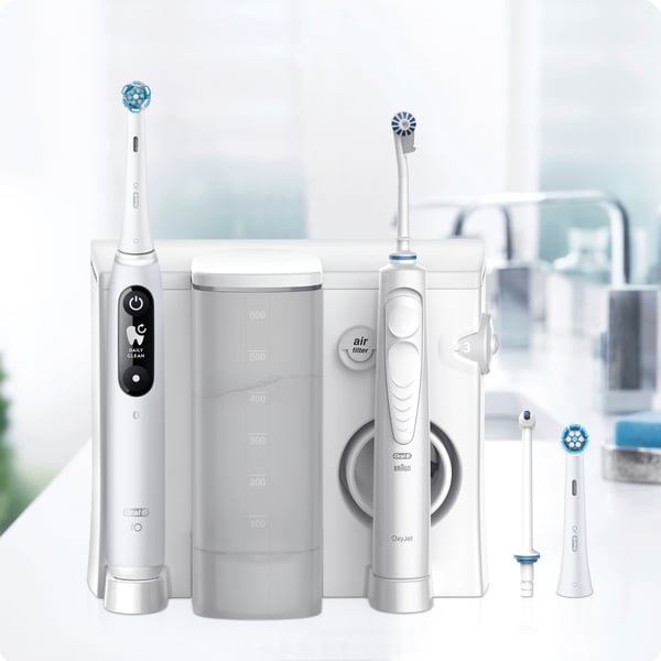 Miniatyrbild 2 av 2: Oral-B iO6 & OxyJet Vuxen Roterande och oscillerande tandborste Vit