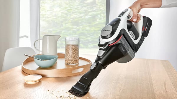 Bosch Serie 8 BSS825ALL upprättstående dammsugare och elektrisk sopborste Skaftdammsugare Batteri Torr Utan påse Svart, Vit 5 Ah