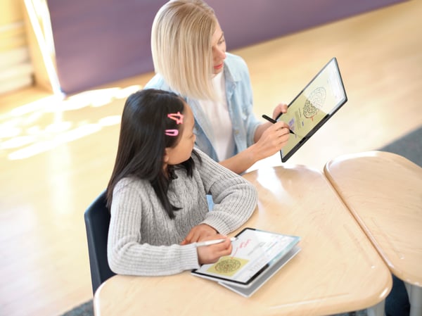 Pikkukuva 7 / 15: Microsoft Surface Slim Pen 2 osoitinkynä 14 g Musta