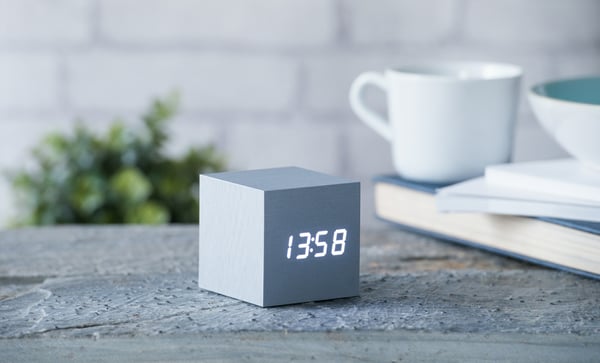 Miniatyrbild 3 av 5: Gingko Design Cube Click Clock Digital väckarklocka Aluminium