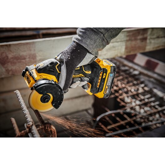 Pikkukuva 2 / 10: DeWALT DCS438N-XJ akkuyleisleikkuri 18 V