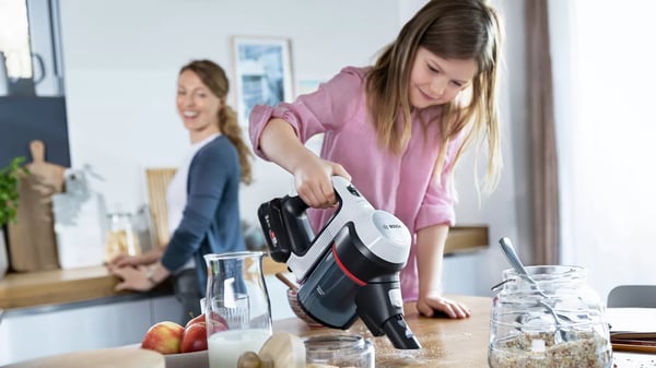 Bosch BBS711W stav støvsuger & elektrisk kost 2-i-1 stangstøvsuger Batteri Dry Hygiejnefilter Poseløs 0,3 L Hvid