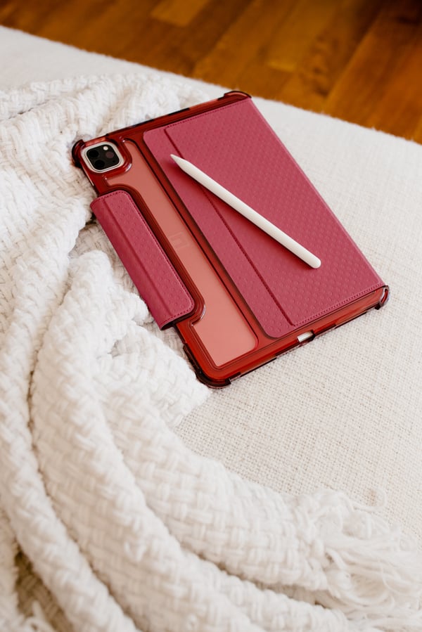 [U] by UAG Lucent 32,8 cm (12.9") Folio Svart, Translucent
