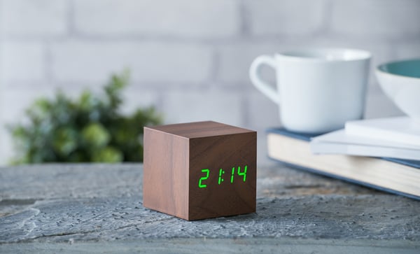 Miniatyrbild 4 av 6: Gingko Design Cube Click Clock Digital väckarklocka Valnöt