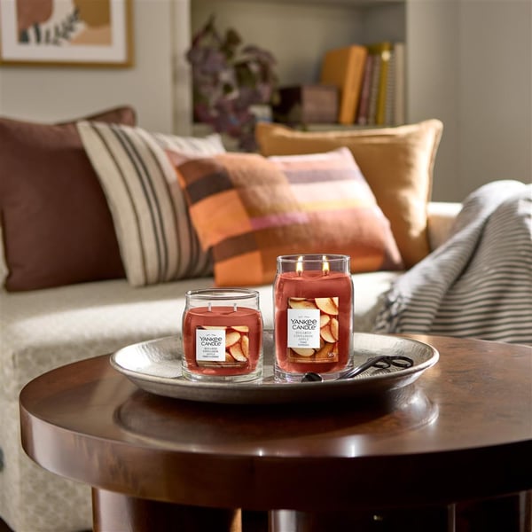 Miniatyrbillede 2 af 2: Yankee Candle Sugared Cinnamon Apple vokslys Rund Kanel, Æble Brun 1 stk