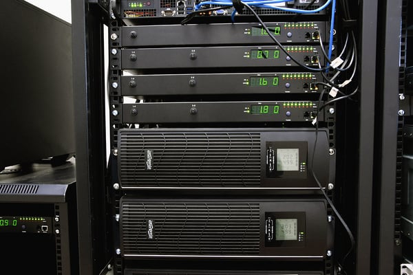 Gembird EG-UPSRACK-12 UPS-virtalähde Linjainteraktiivinen 2 kVA 1200 W 7 AC-pistorasia(a)