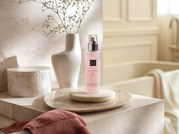 Miniatyrbild 2 av 2: Rituals The Ritual of Sakura Shimmering Body Spray 150 ml Kvinna
