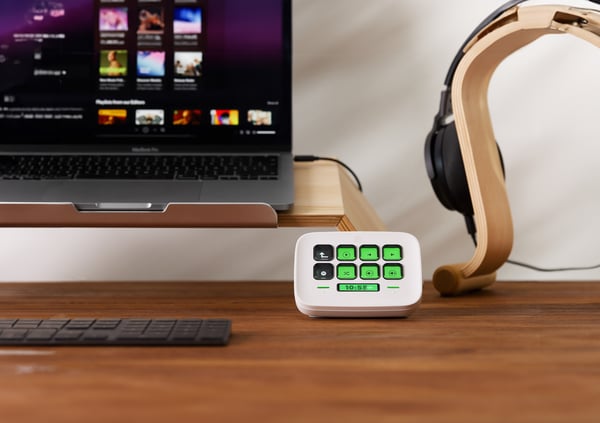 Miniatyrbild 4 av 10: Elgato Stream Deck Neo Vit 8 knappar