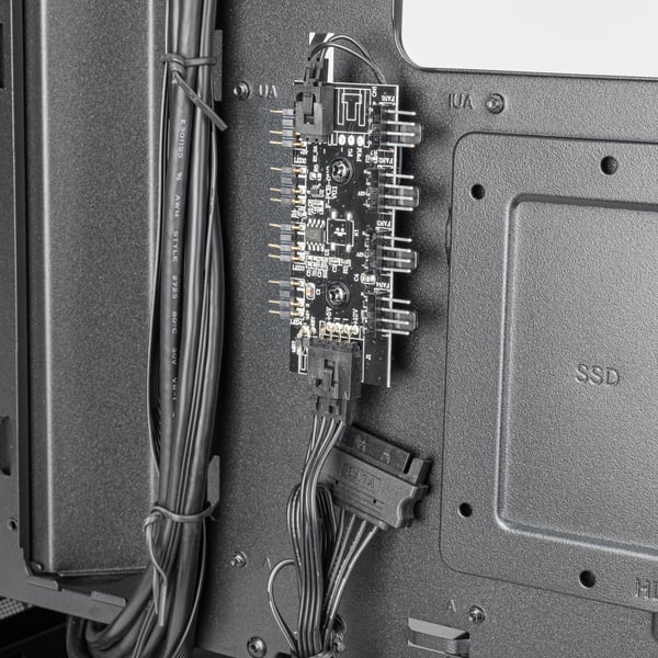 Pikkukuva 18 / 21: Silverstone FARA 514X Midi Tower Musta