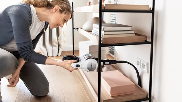 Bosch BBS711W stav støvsuger & elektrisk kost 2-i-1 stangstøvsuger Batteri Dry Hygiejnefilter Poseløs 0,3 L Hvid