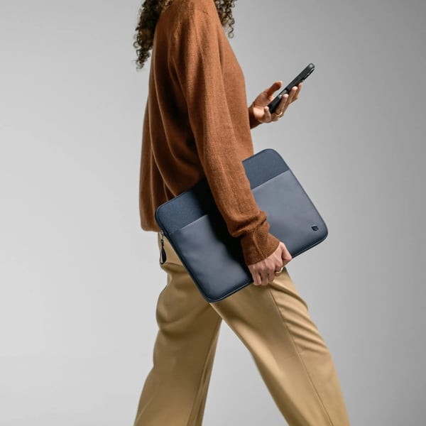Miniatyrbillede 4 af 7: Incase A.R.C. Sleeve Med ReSpun Navy (Blå) 16\" Macbook M1-M4 (2021-2024) fremstillet af 100% genanvendt Polye