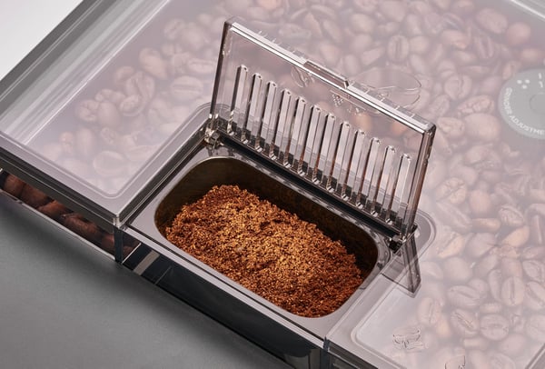 Amica CM 7011 Elegance Täysautomaattinen Espressokone 1,8 L