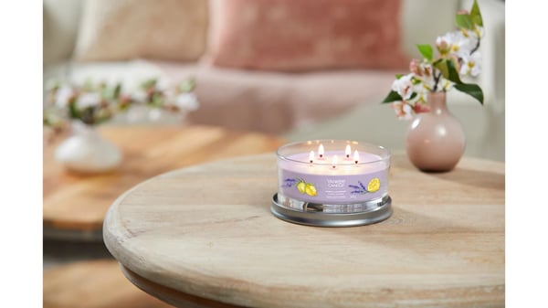 Miniatyrbild 3 av 3: Yankee Candle Signature stearinljus Cylinder lavendel, Citron Lila 1 styck