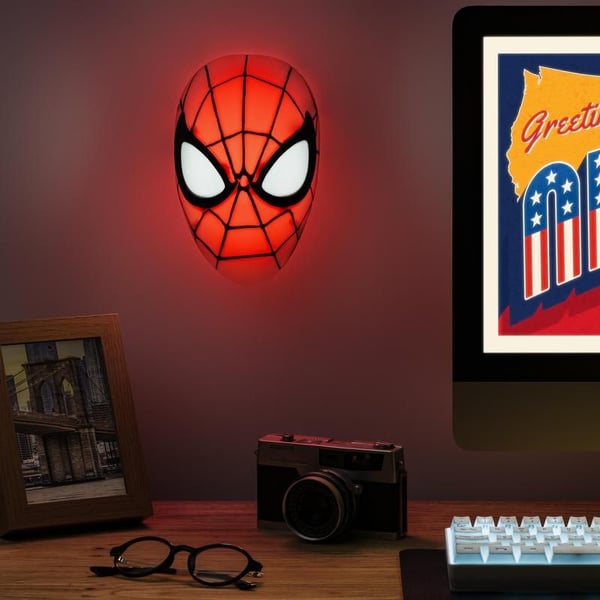 Miniatyrbillede 3 af 5: Paladone Spiderman Mask Light bordlampe Rød, Hvid