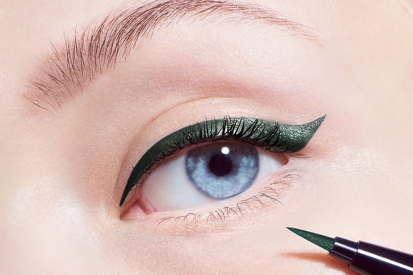 Pikkukuva 3 / 3: Dior Diorshow On Stage Liner rajaussivellin Nestemäinen 386 Pearly Emerald